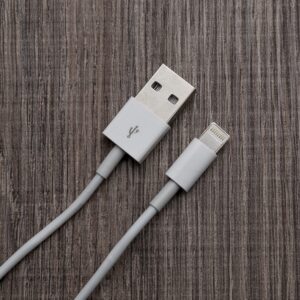 Cabo usb com entrada lightning/iphone.