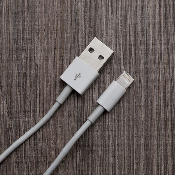 Cabo usb com entrada lightning/iphone.