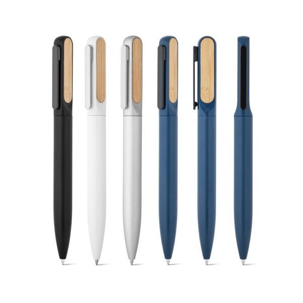 Esferográfica em alumínio 94% reciclado com detalhe em bambu no clipe e escrita em azul